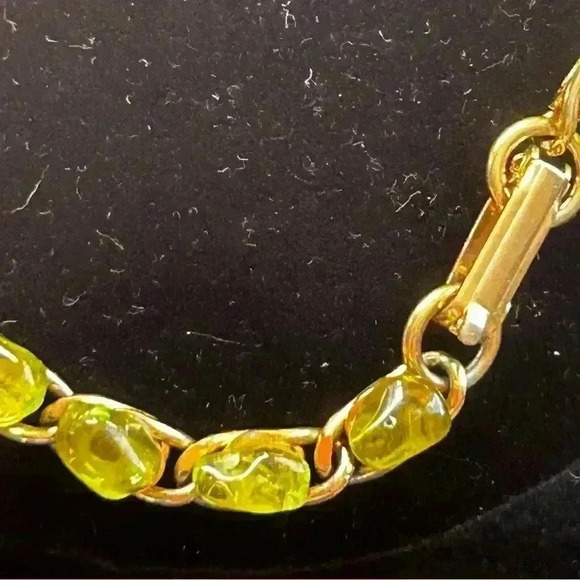 Vintage green stone chip MCM gold tone bracelet 7” - Picture 4 of 5